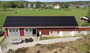 Bilden visar en lantbruksfastighet med solpaneler på taket
